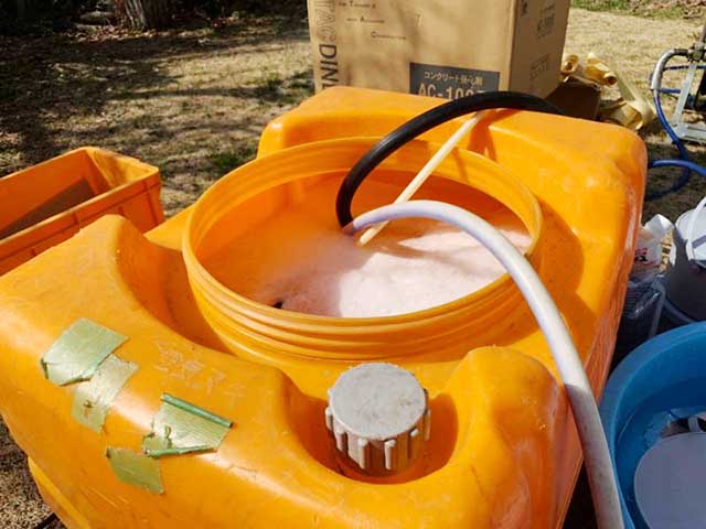 シロアリ駆除剤と発泡剤を混ぜあわせる