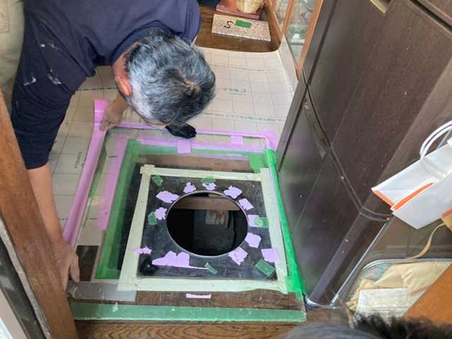 床下点検口の周辺を養生する