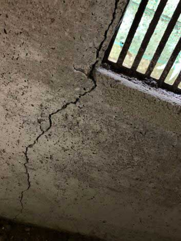 風窓付近の基礎のひび割れ