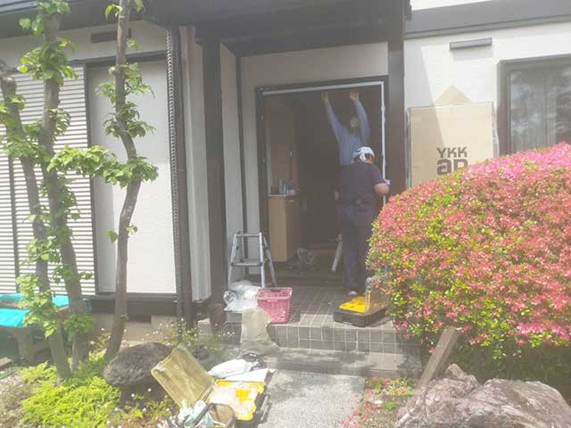 新しい玄関ドア枠の取り付け