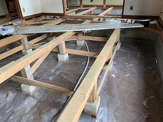 防湿シートの張り込み