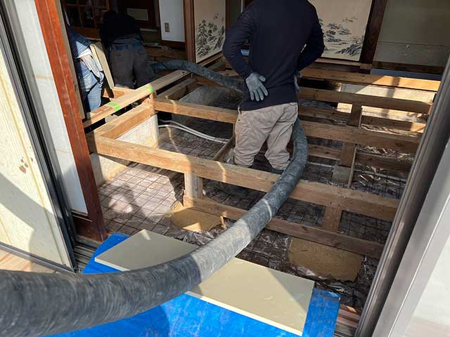 室内にコンクリートを圧送