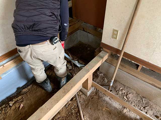 床の掘削作業