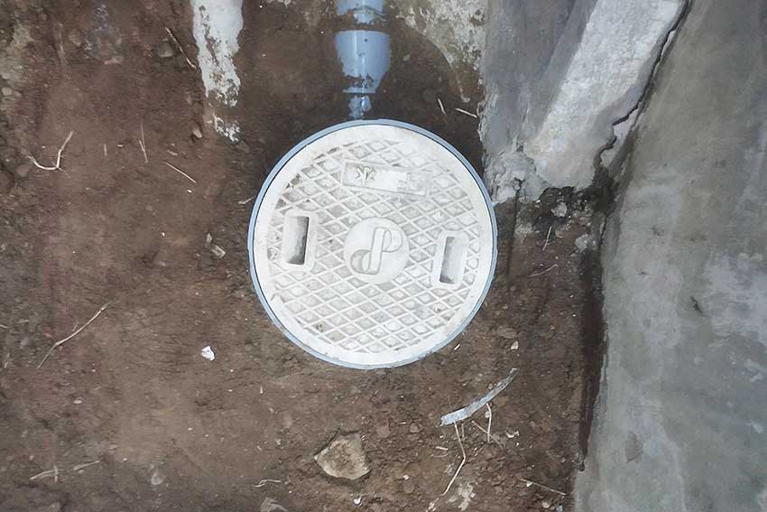 排水枡のフタを閉める
