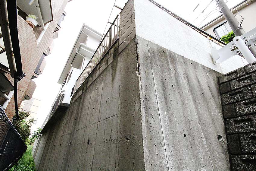 お客様宅の擁壁と隣のマンション