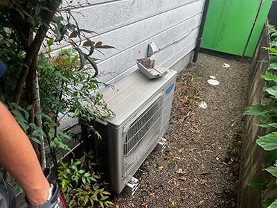 交換前のヒートポンプユニット
