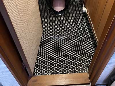 交換前のトイレ床