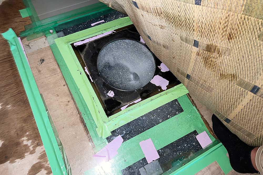 施工中の床下発泡消毒