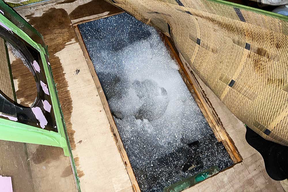 施工中の床下発泡消毒
