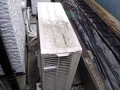 交換前のヒートポンプユニット