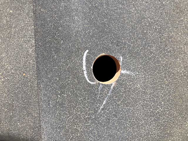 瓦屋根に穴あけ作業