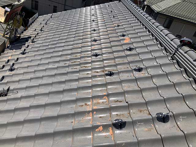 瓦屋根全体にアンカー金具取付
