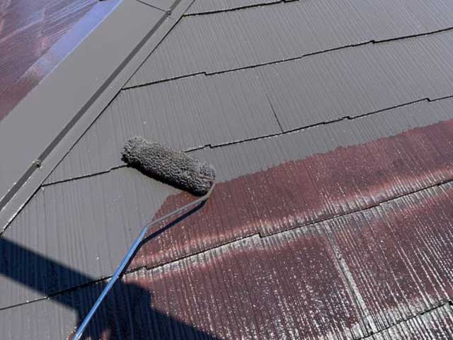 中塗りを塗装中の屋根
