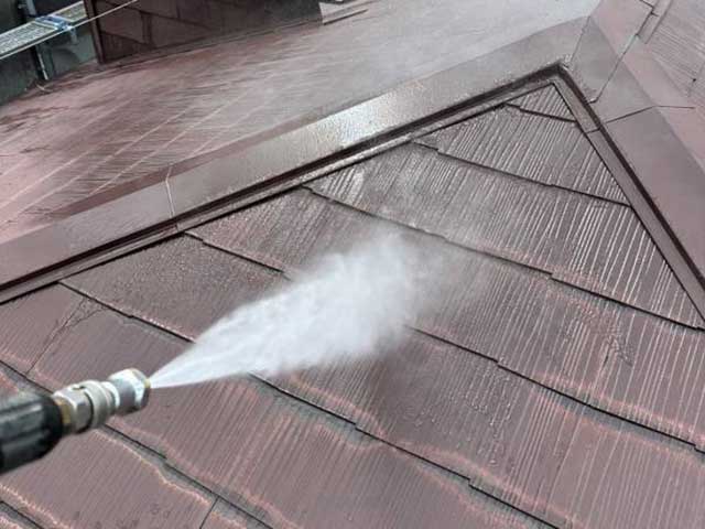 高圧洗浄を施工中の塗装前の屋根