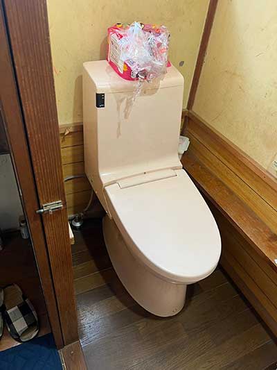 交換前のトイレ