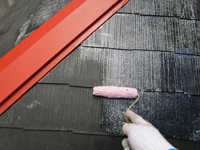 下塗りを塗装中の屋根