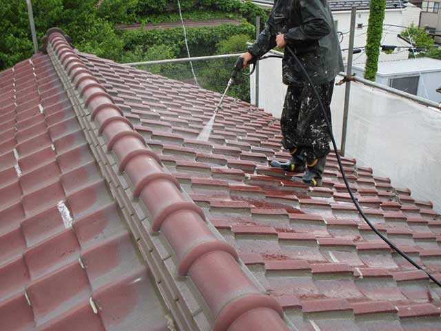 高圧洗浄を施工中の塗装前の屋根