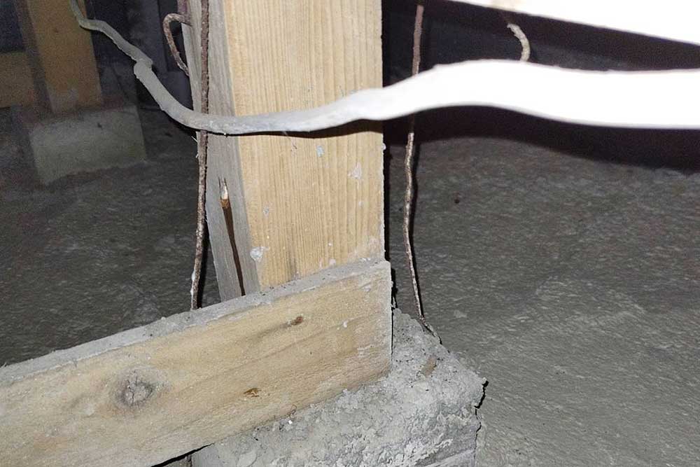 施工中の床下木部消毒