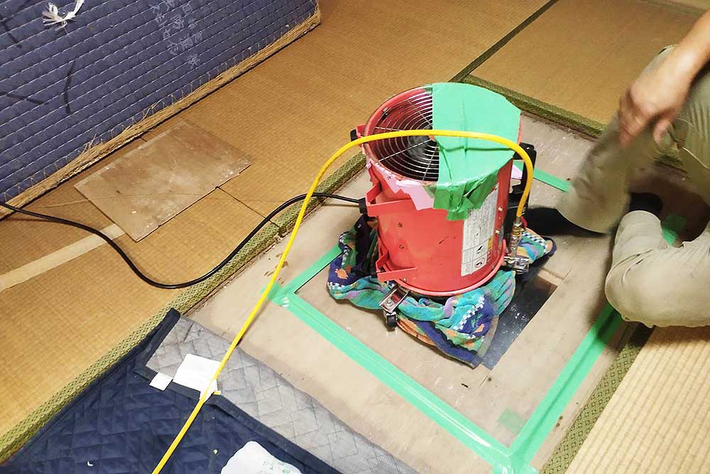 施工中の床下発泡消毒