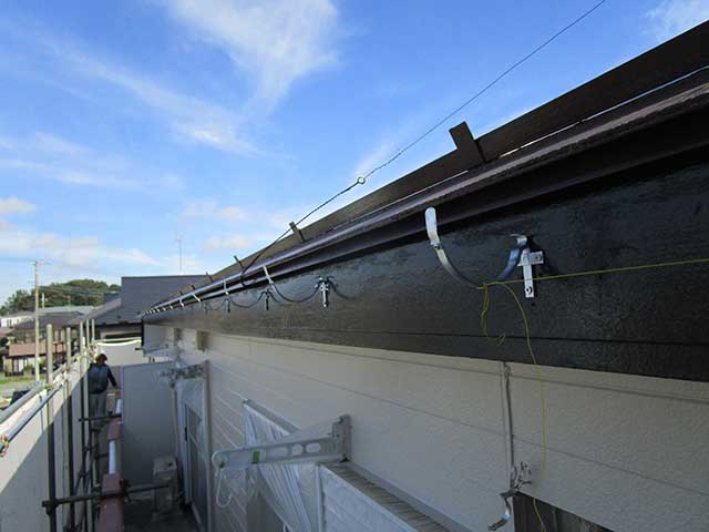 雨樋金具の取り付け