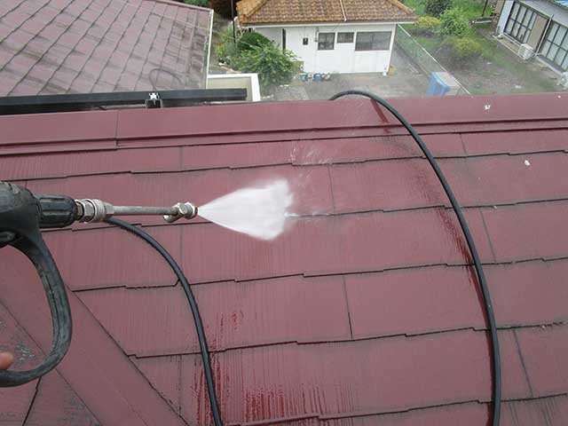 高圧洗浄を施工中の塗装前の屋根