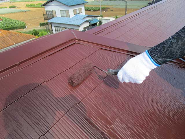 上塗りを塗装している屋根