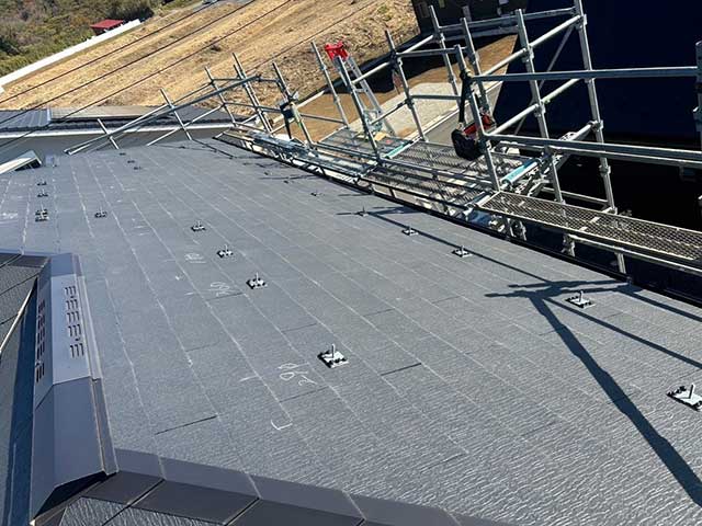 瓦屋根全体にアンカー金具取付