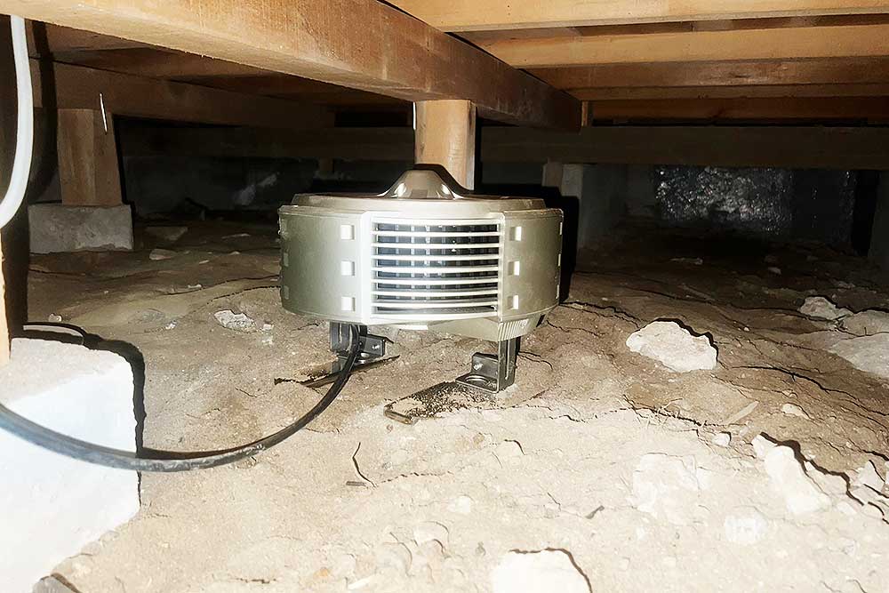 施工後の床下拡散換気扇