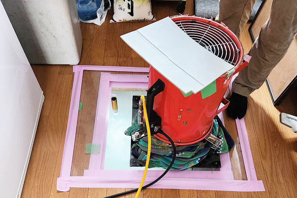 施工中の床下発泡消毒