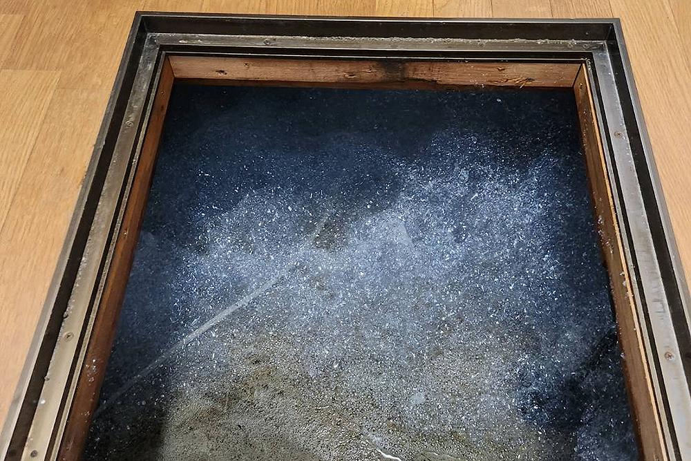 施工中の床下発泡消毒