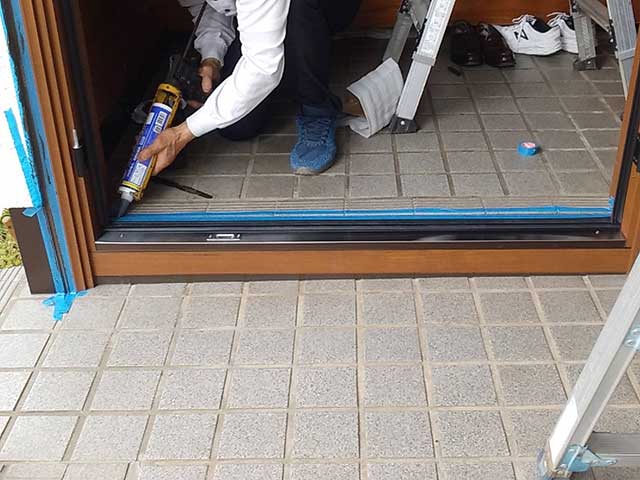 玄関ドア枠のコーキング