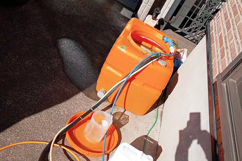 施工中の床下発泡消毒