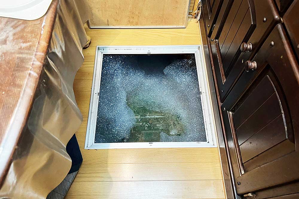 施工中の床下発泡消毒
