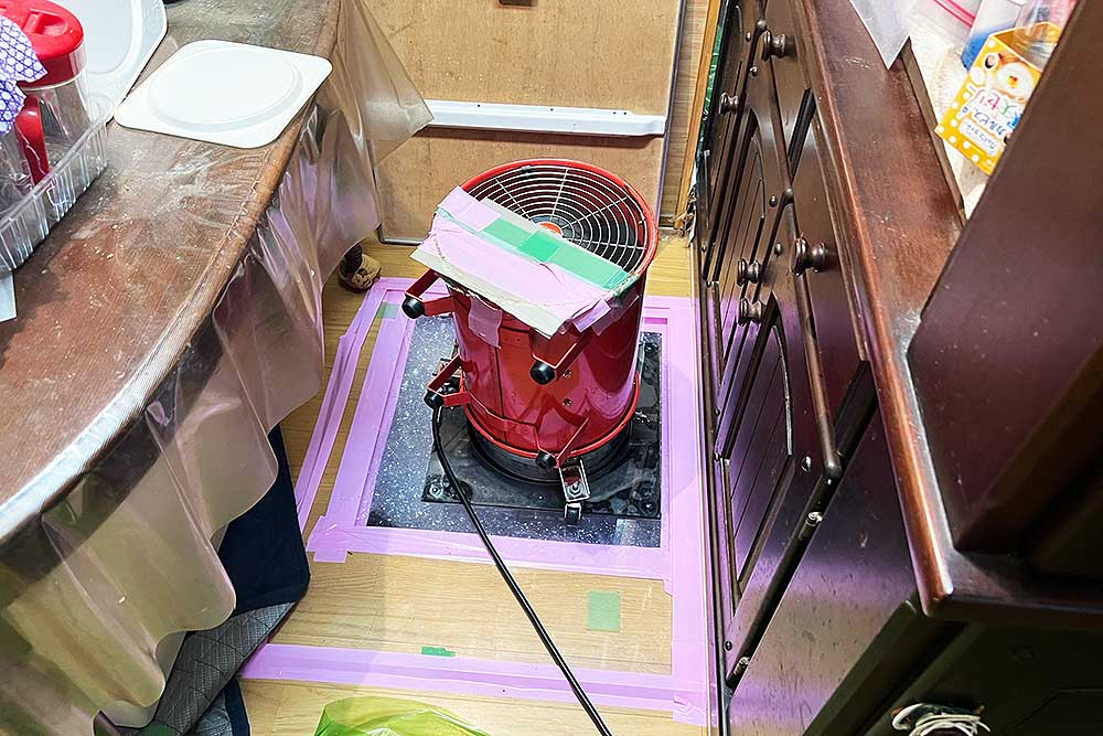 施工中の床下発泡消毒