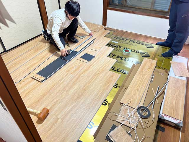 ヒートプラスのシートを貼る