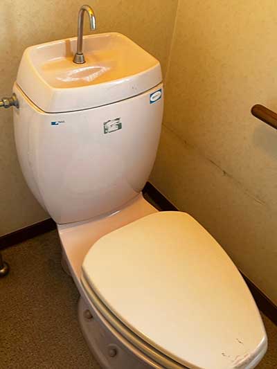 交換前のトイレ