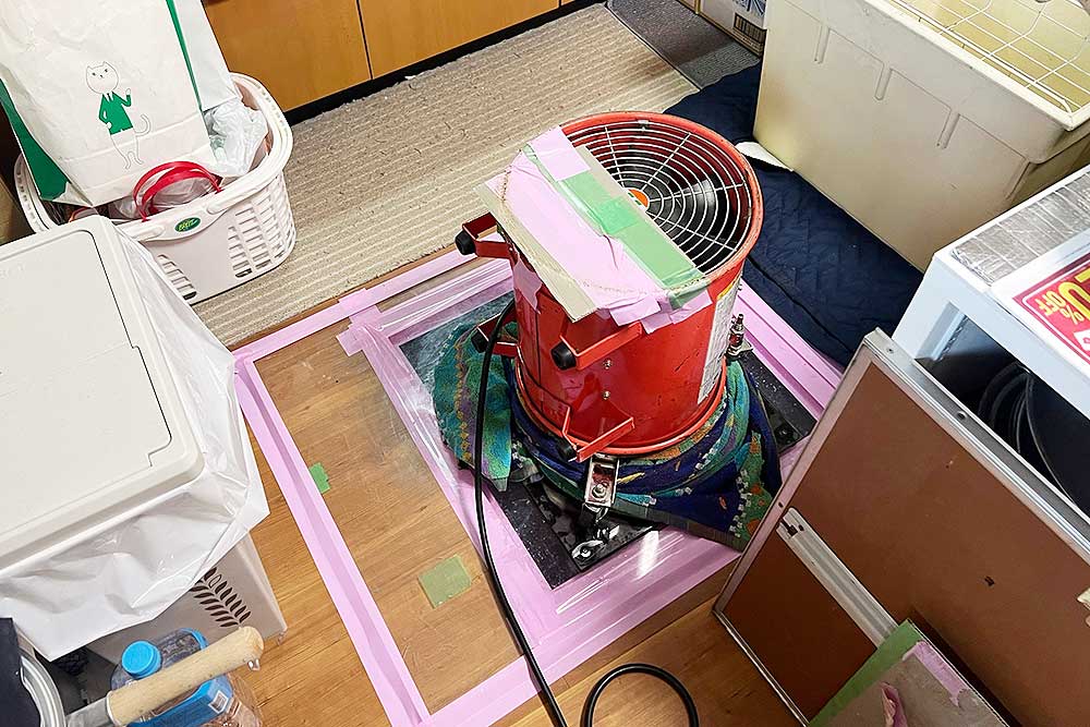 施工中の床下発泡消毒