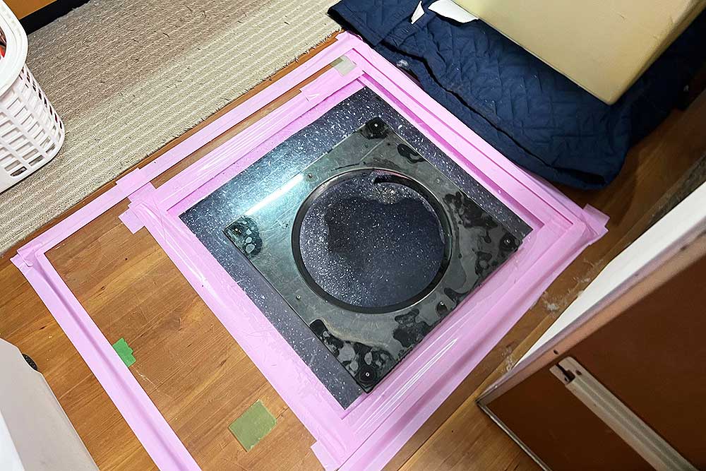 施工中の床下発泡消毒