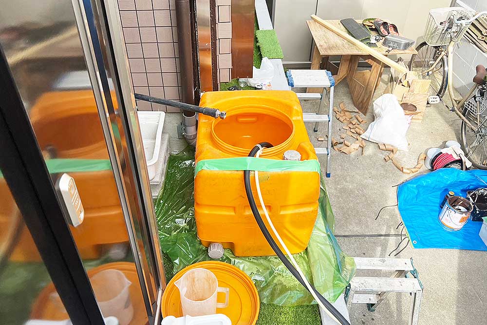 施工中の床下発泡消毒