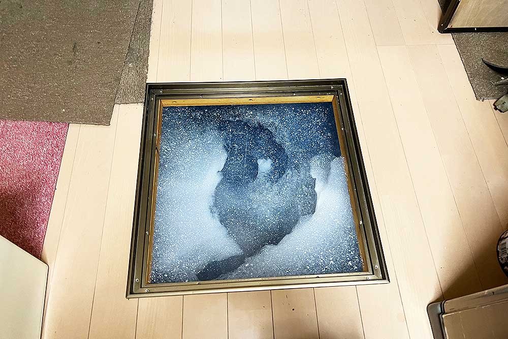 施工中の床下発泡消毒