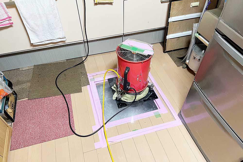 施工中の床下発泡消毒