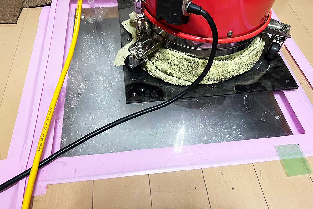 施工中の床下発泡消毒