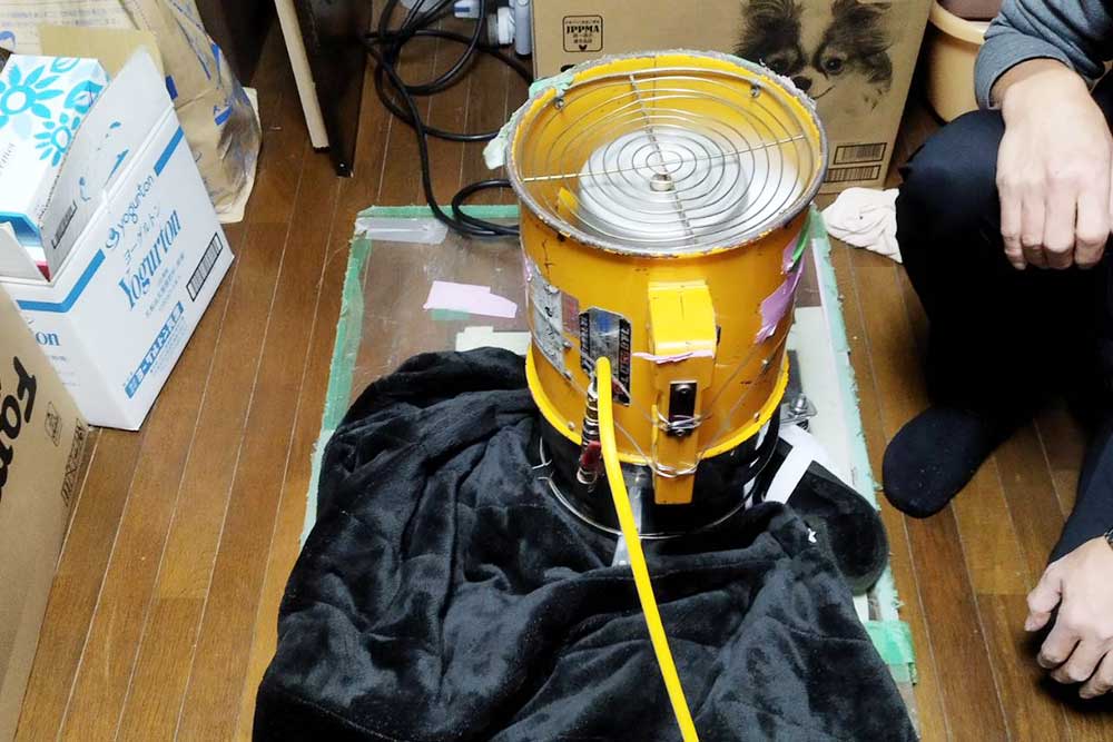 施工中の床下発泡消毒
