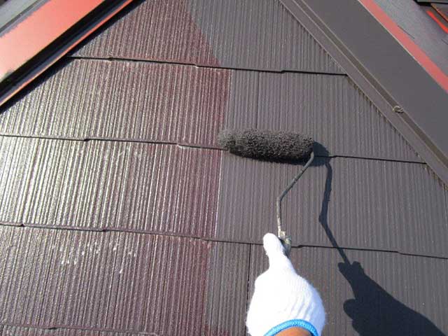 中塗りを塗装中の屋根