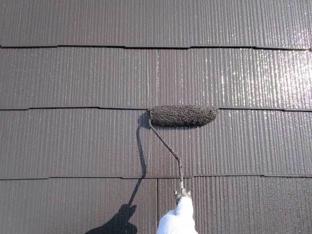 上塗りを塗装している屋根