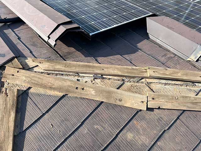 既存の棟板金の解体