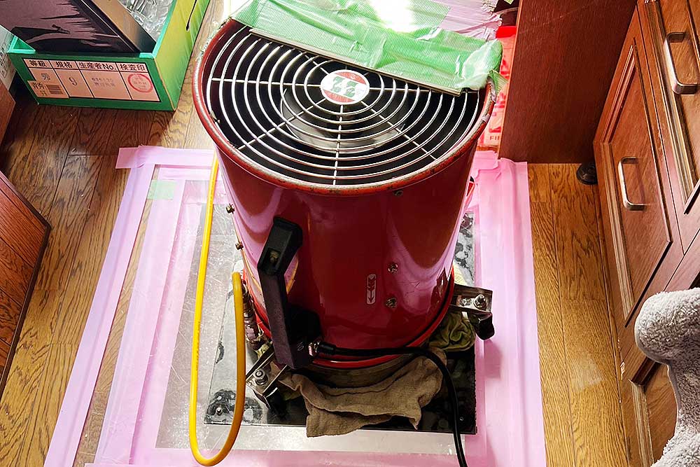 施工中の床下発泡消毒