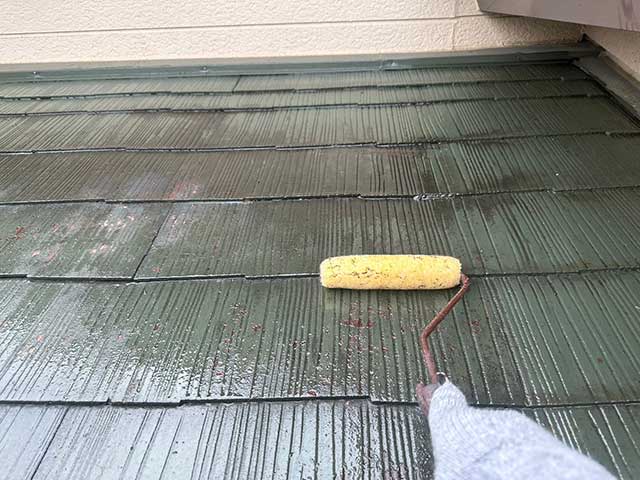 下塗りを塗装中の屋根