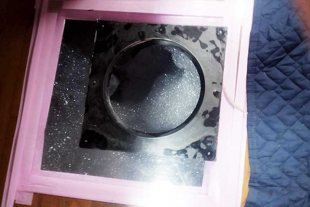 施工中の床下発泡消毒