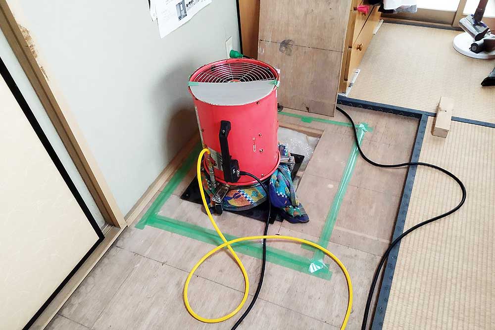 施工中の床下発泡消毒